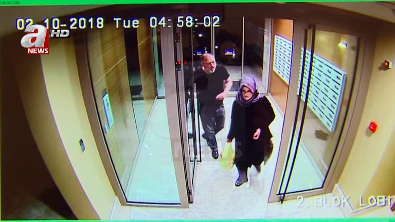 Istanbul: Auf dem Video sind der saudische Journalist Jamal Khashoggi und seine Verlobte Hatice Cengiz in einem Mehrfamilienhaus in Istanbul zu sehen.
