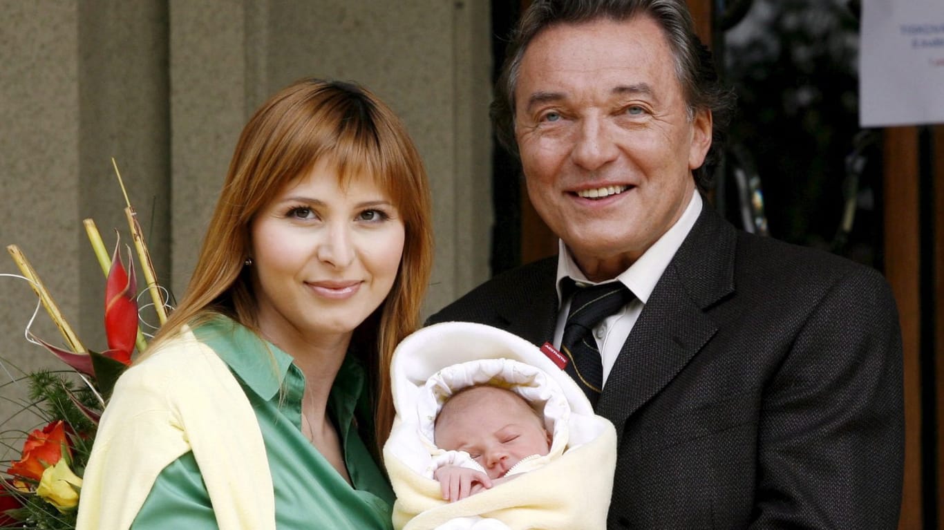 Karel Gott mit seiner Lebensgefährtin Ivana Macháčková: Hier 2006 kurz nach der Geburt ihrer Tochter Charlotte vor der Prager Klinik Podoli.