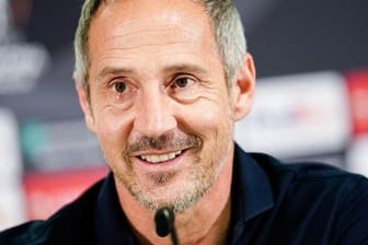 Frankfurts Trainer Adi Hütter will "die Niederlage gegen Arsenal vergessen machen".