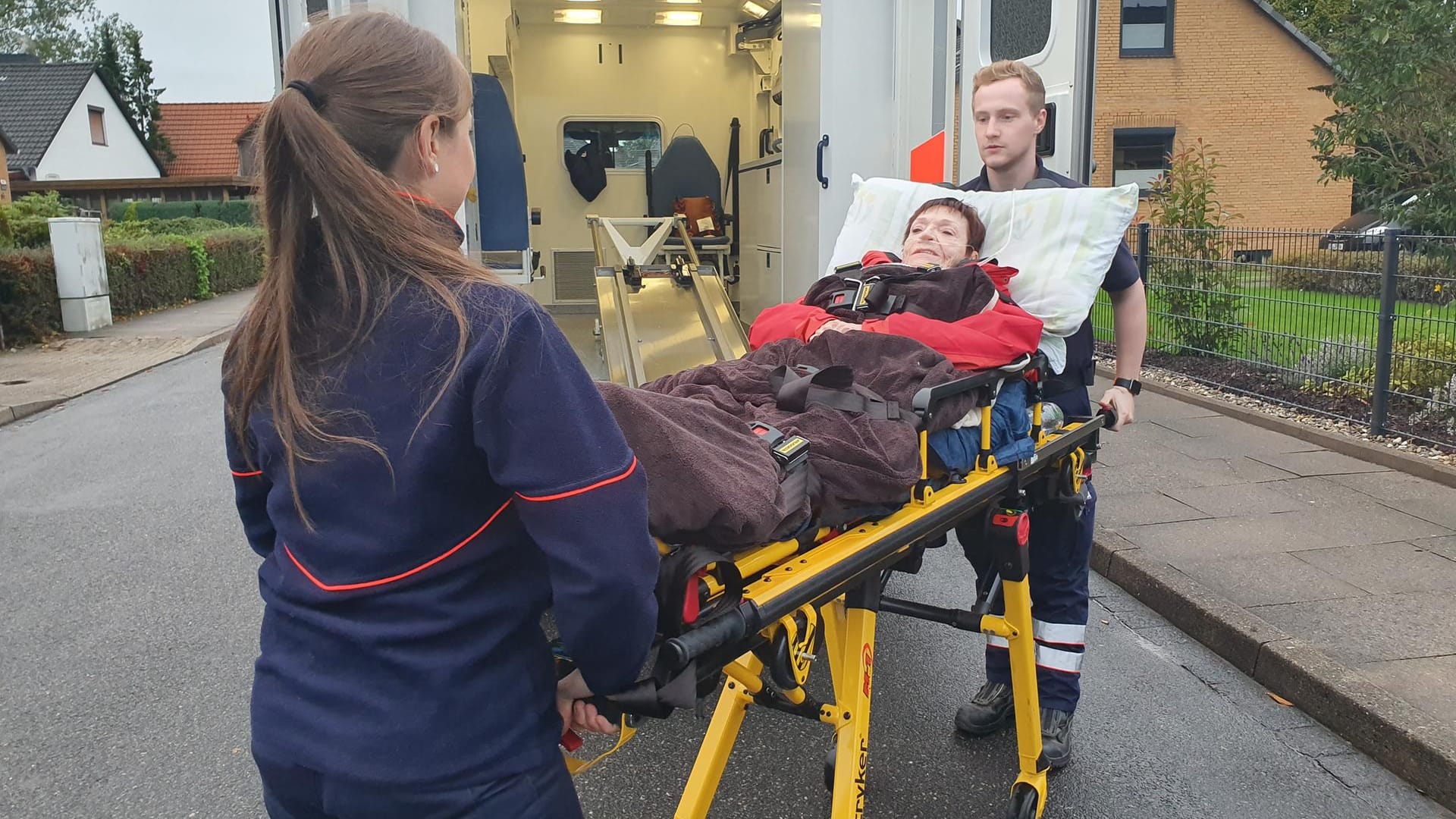 Rettungssanitäter mit Ursula Wieners auf der Trage: Am Ende des Tages ist die 72-Jährige erschöpft, aber glücklich.