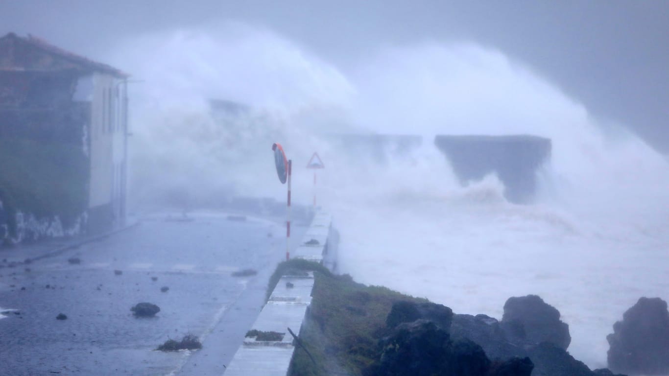 Hohe Wellen treffen auf das Ufer im portugiesischen Horta: Die Ausläufer des Hurrikans "Lorenzo" sind auf die westlichen Azoreninseln getroffen.