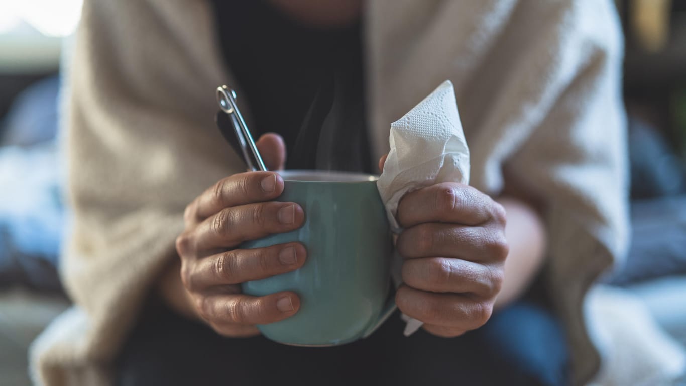 Ein Mann trinkt heißen Tee: Viele Erkältungskrankheiten lassen sich einfach mit Hausmitteln behandeln.
