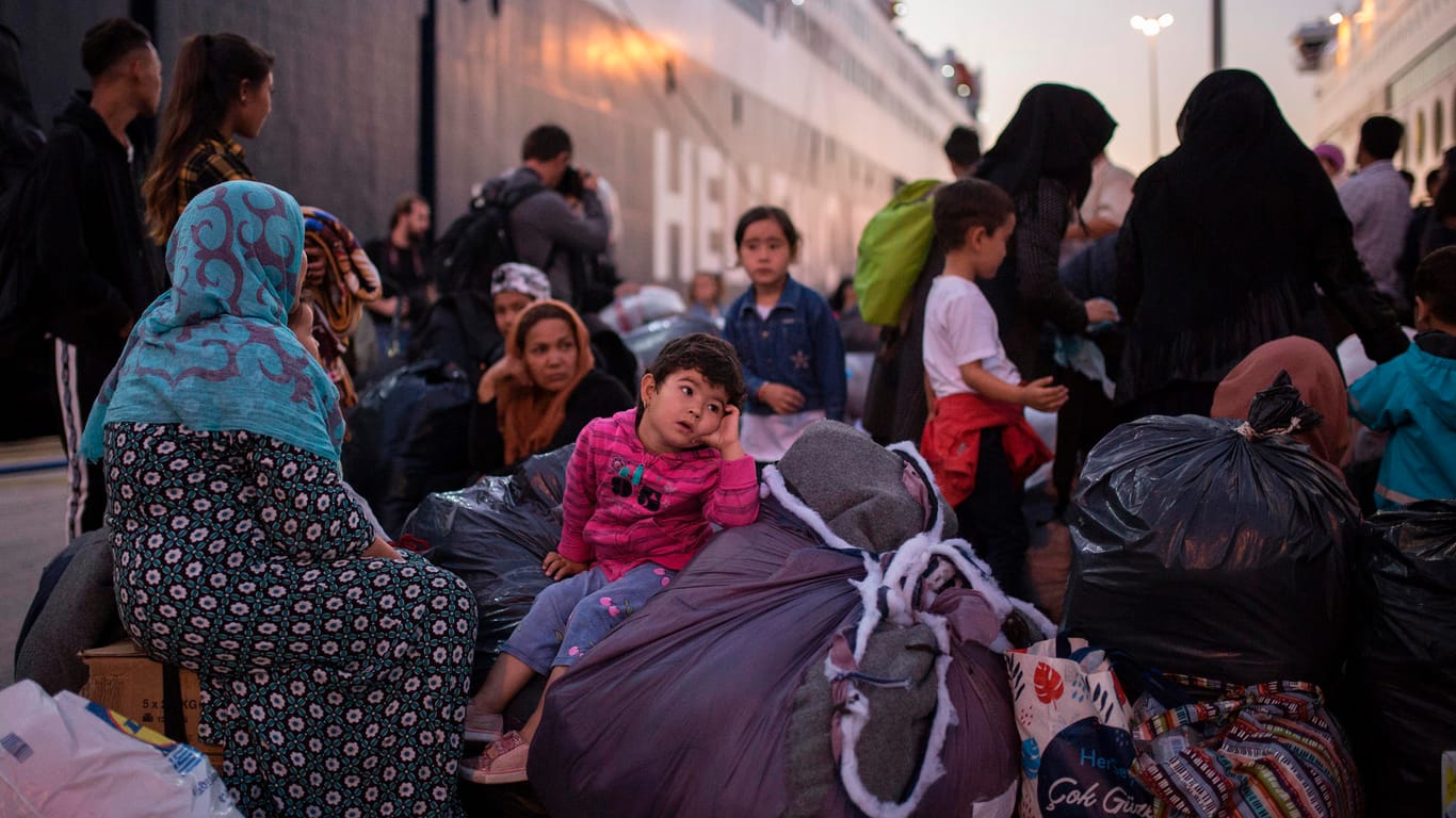 Flüchtlinge im Hafen von Piräus: Die griechische Regierung will die Zahl der Flüchtlinge im Land bis Ende nächsten Jahres deutlich reduzieren.