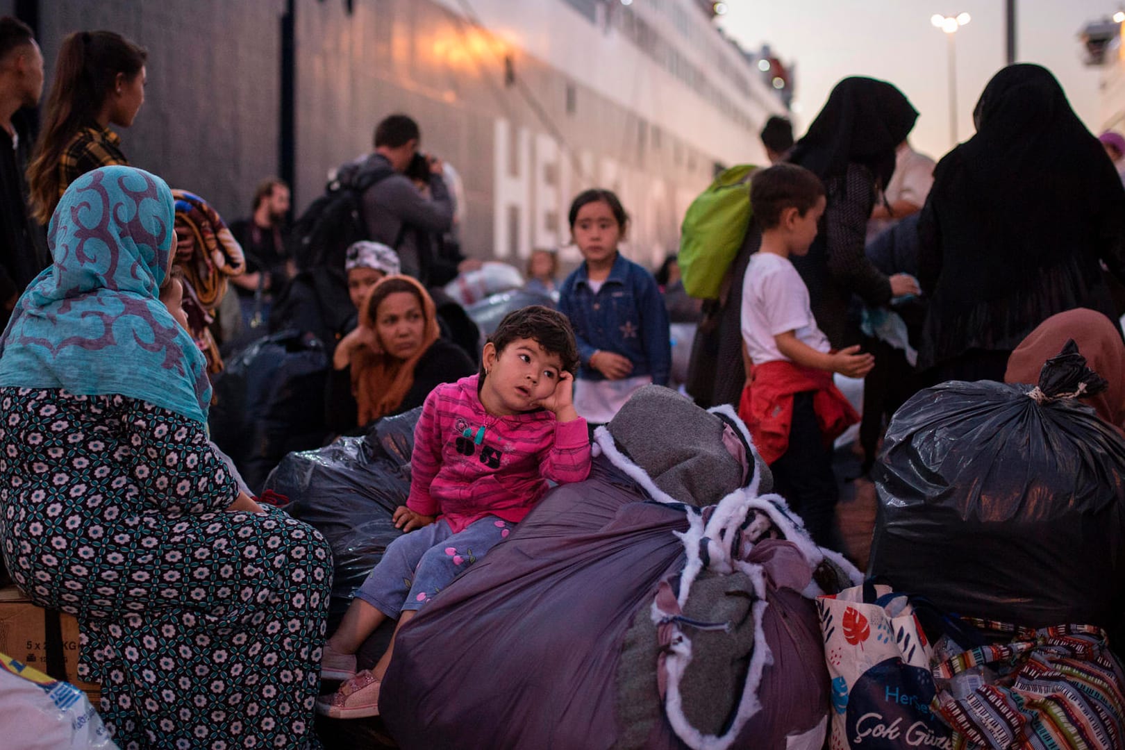 Flüchtlinge im Hafen von Piräus: Die griechische Regierung will die Zahl der Flüchtlinge im Land bis Ende nächsten Jahres deutlich reduzieren.