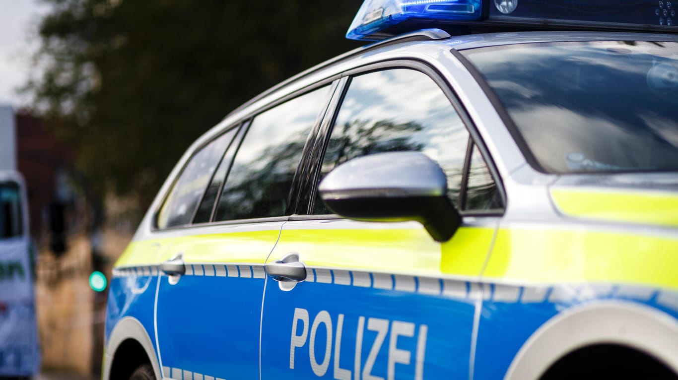 Polizeifahrzeug im Einsatz: In NRW wird nach einem Dieb gesucht. (Symbolbild)