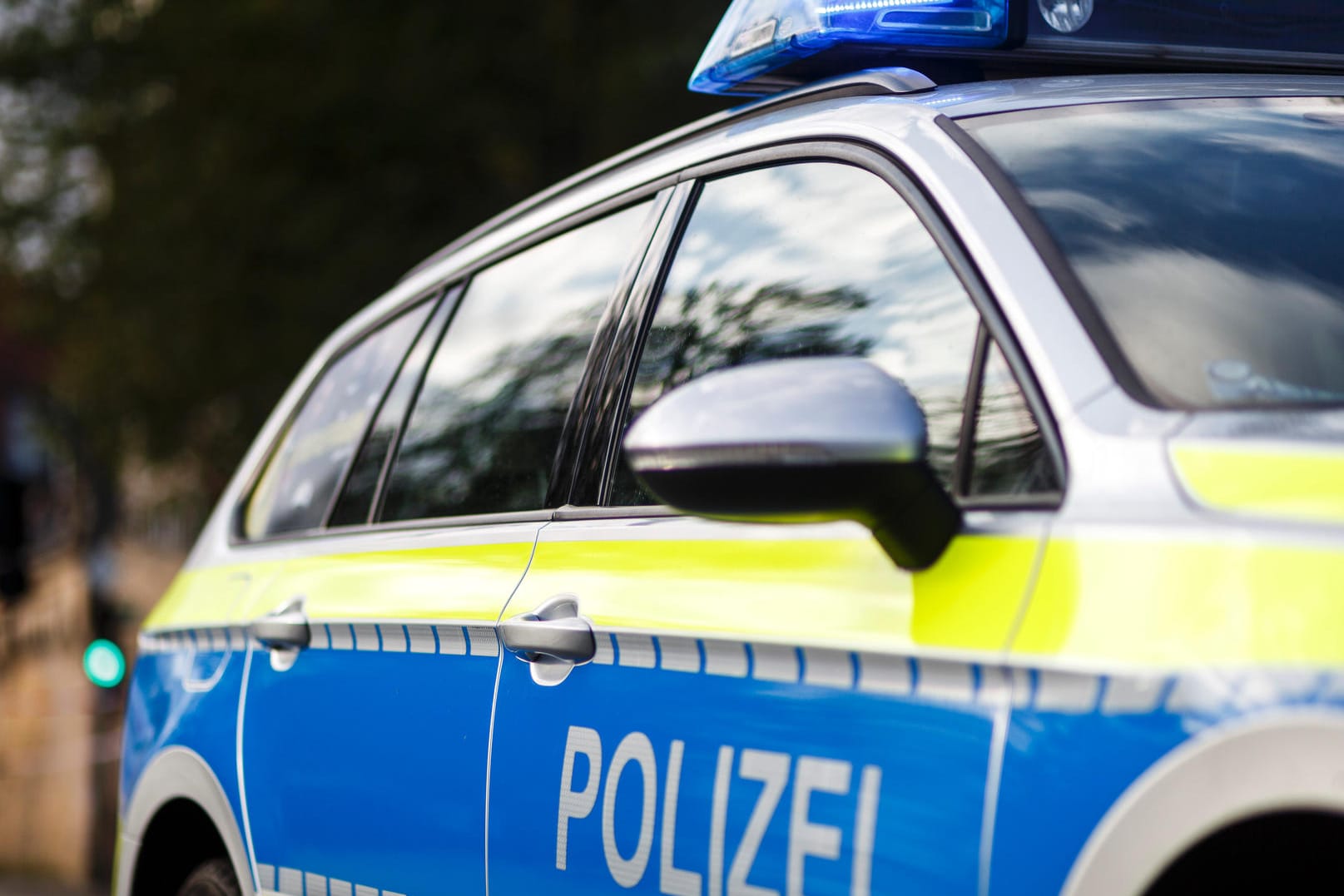 Polizeifahrzeug im Einsatz: In NRW wird nach einem Dieb gesucht. (Symbolbild)