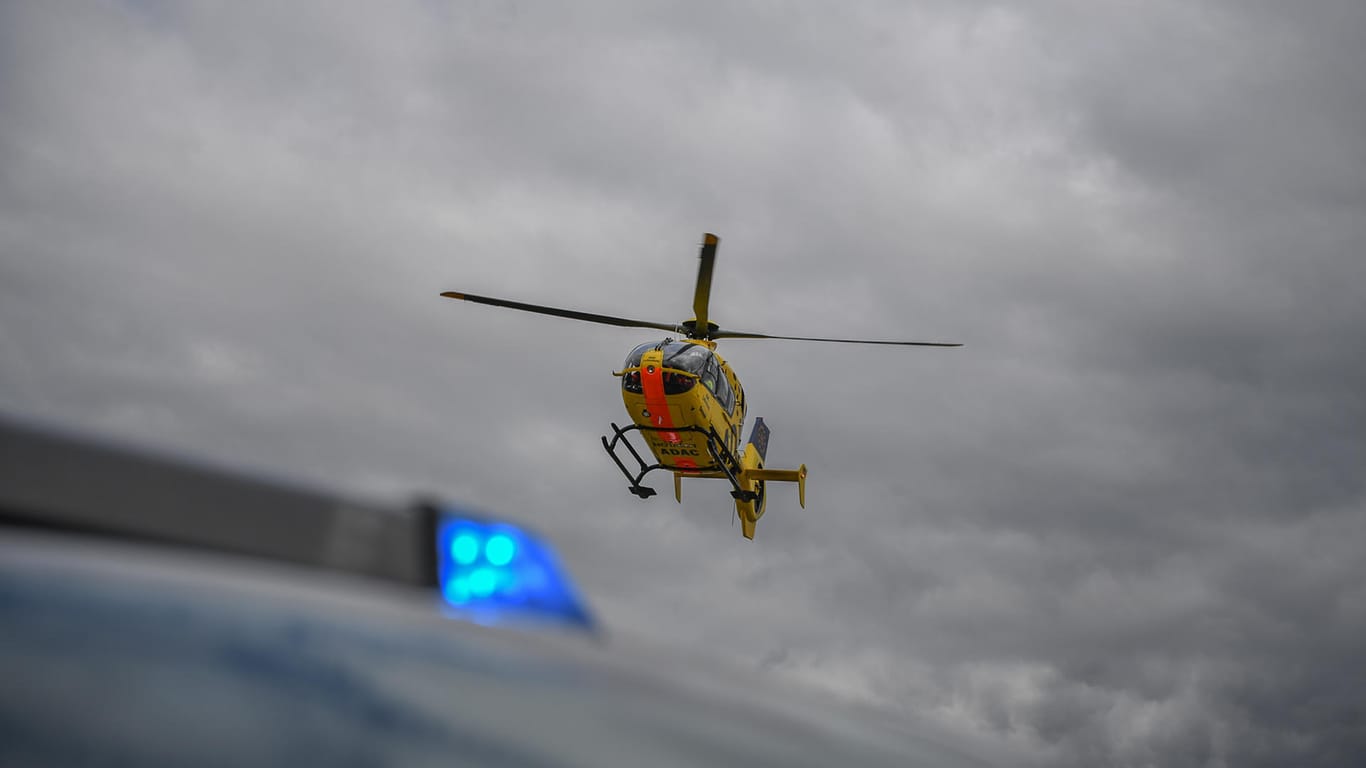 Rettungshubschrauber in der Luft: Ein 27-Jähriger wurde bei einem Unfall auf der A1 bei Hagen schwer verletzt.