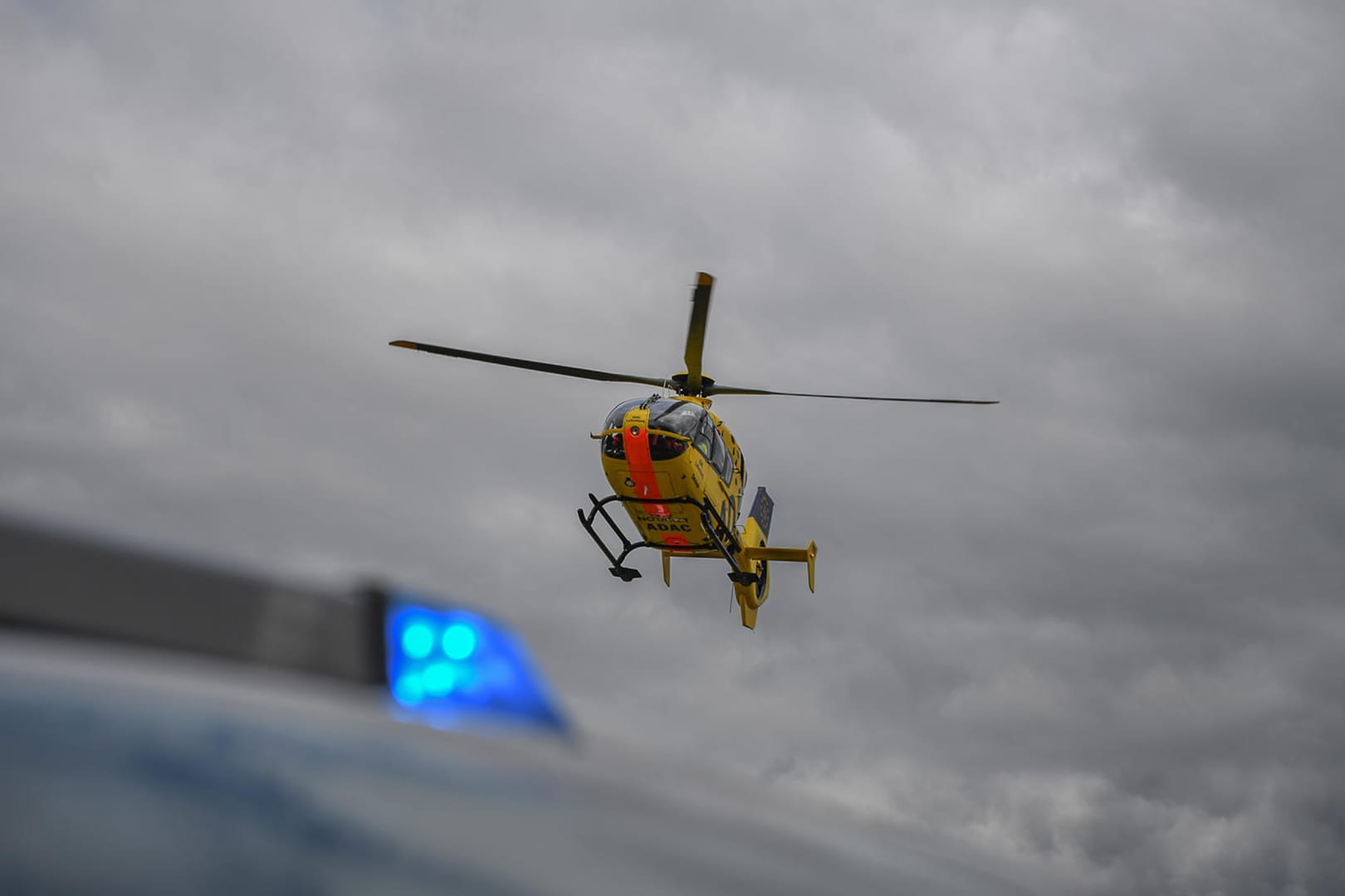 Rettungshubschrauber in der Luft: Ein 27-Jähriger wurde bei einem Unfall auf der A1 bei Hagen schwer verletzt.