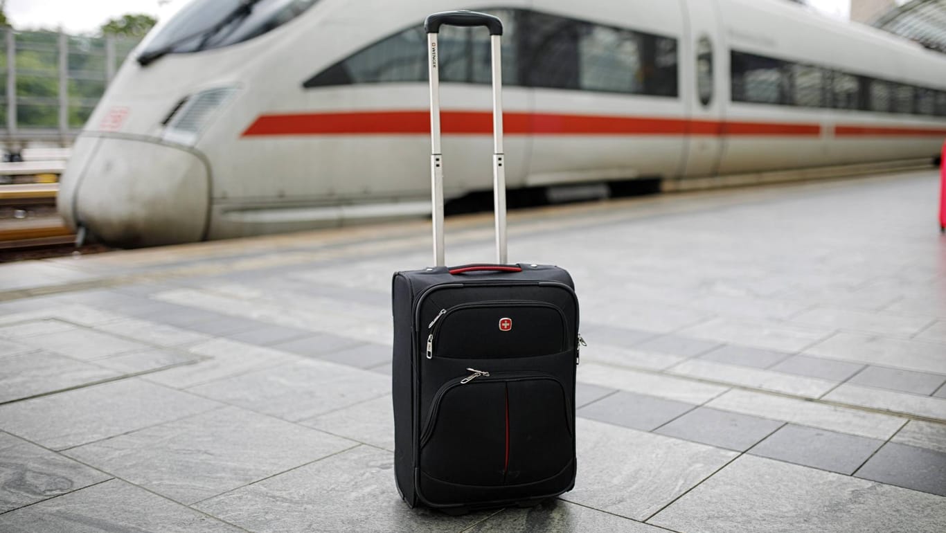 Ein Koffer steht auf einem Bahngleis: In Mainz wurde ein herrenloses Gepäckstück am Bahnhof Römisches Theater entdeckt.