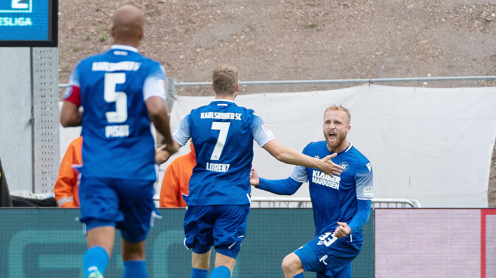 Philipp Hofmann jubelt: Der Karlsruher SC will gegen Darmstadt ein Ausrufezeichen setzen.