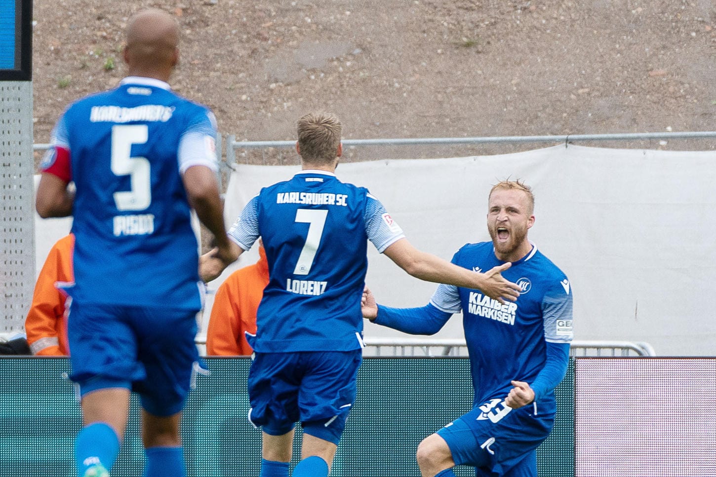 Philipp Hofmann jubelt: Der Karlsruher SC will gegen Darmstadt ein Ausrufezeichen setzen.