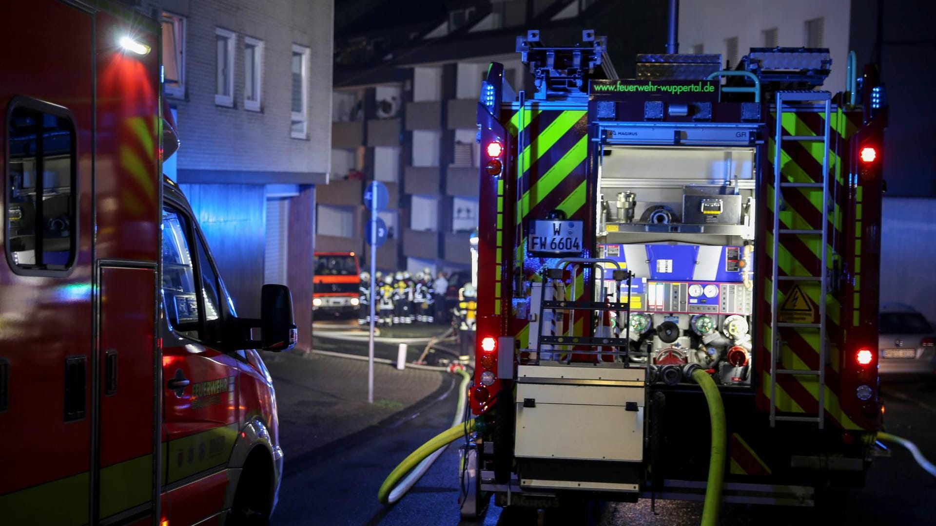 Die Wuppertaler Feuerwehr im Einsatz (Symbolbild): In der Nordstand wurden in der Nacht zu Mittwoch zwei Autos in Brand gesteckt.