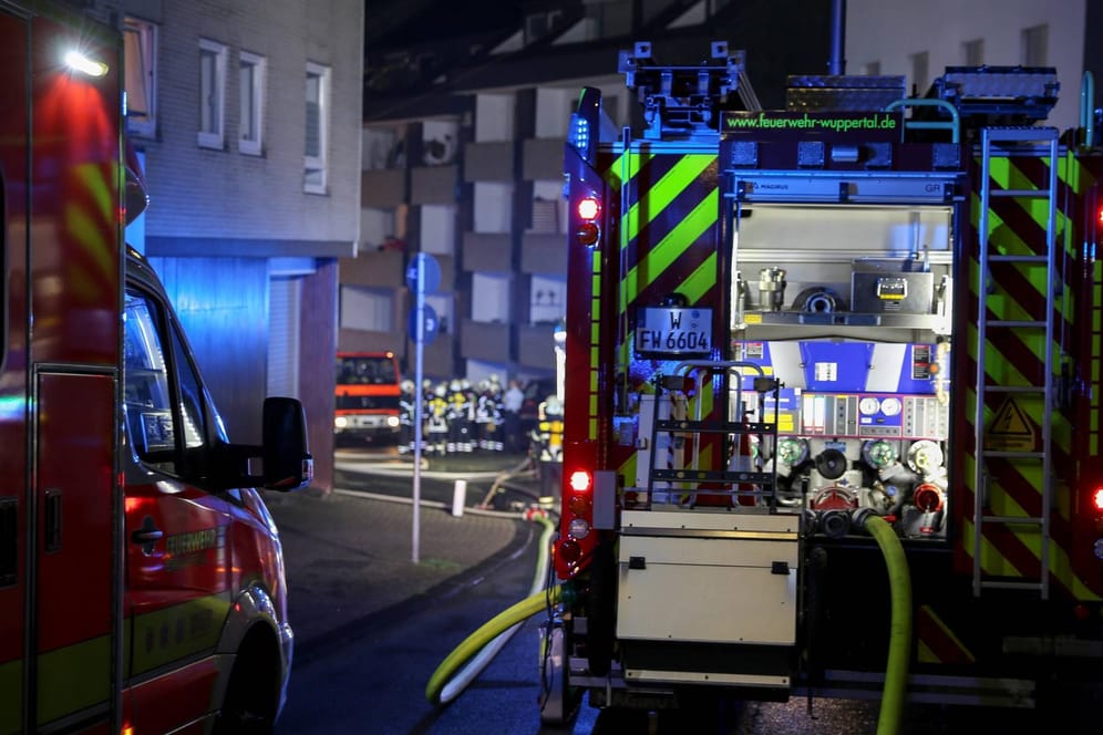 Die Wuppertaler Feuerwehr im Einsatz (Symbolbild): In der Nordstand wurden in der Nacht zu Mittwoch zwei Autos in Brand gesteckt.