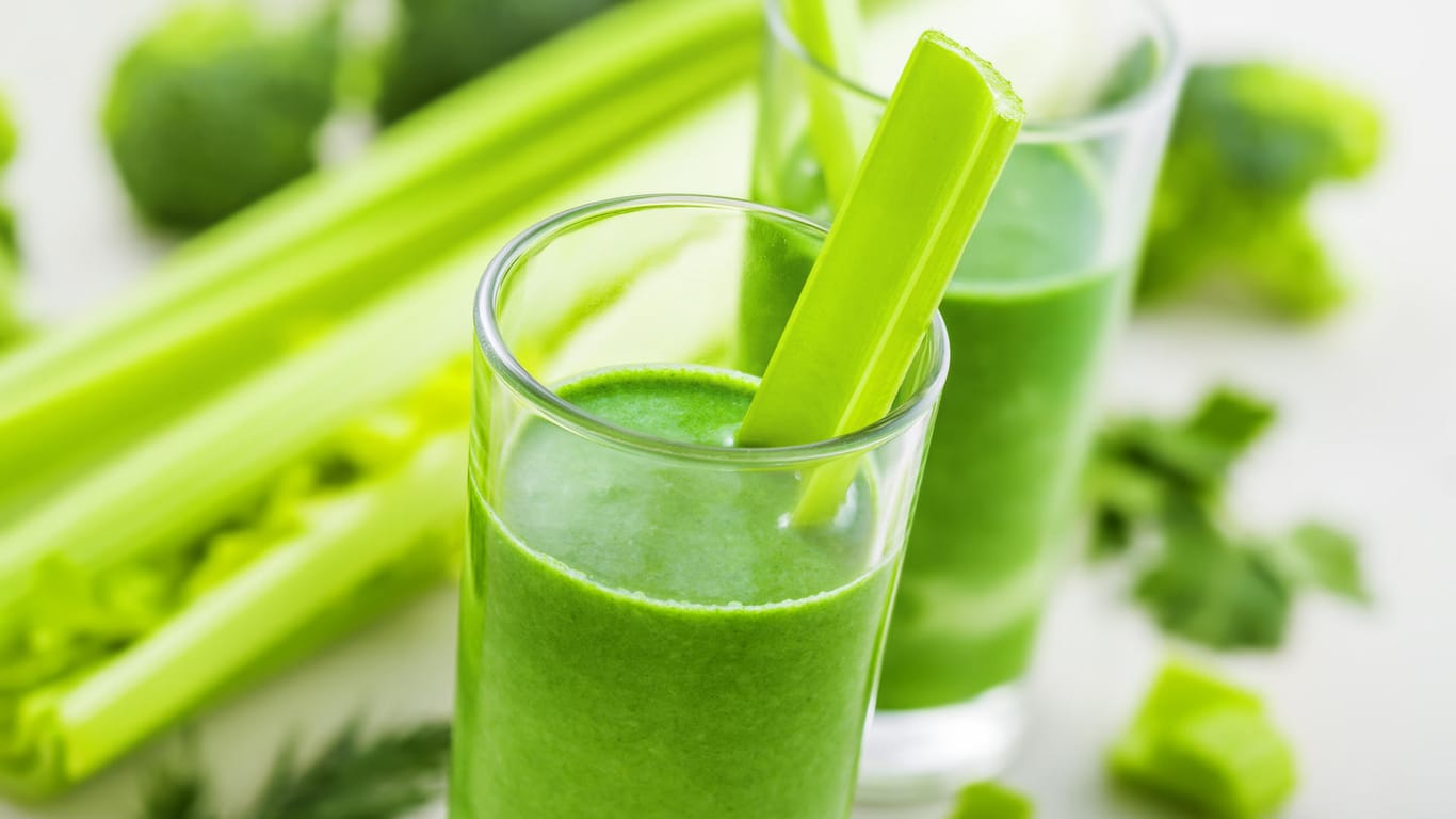 Selleriesaft: Das grüne Gemüse liefert besonders viel Vitamin C, E sowie B-Vitamine, Eisen, Kalzium und Kalium.