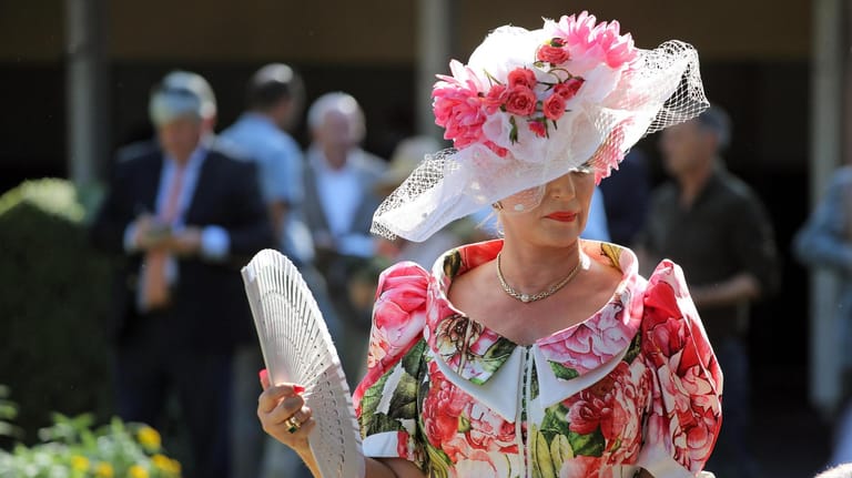 Elegant gekleidete Frau: Der Studie zufolge stieg das Nettovermögen in Deutschland pro Kopf von 2012 bis 2017 durchschnittlich um 22 Prozent auf knapp 103.000 Euro. (Symbolbild)
