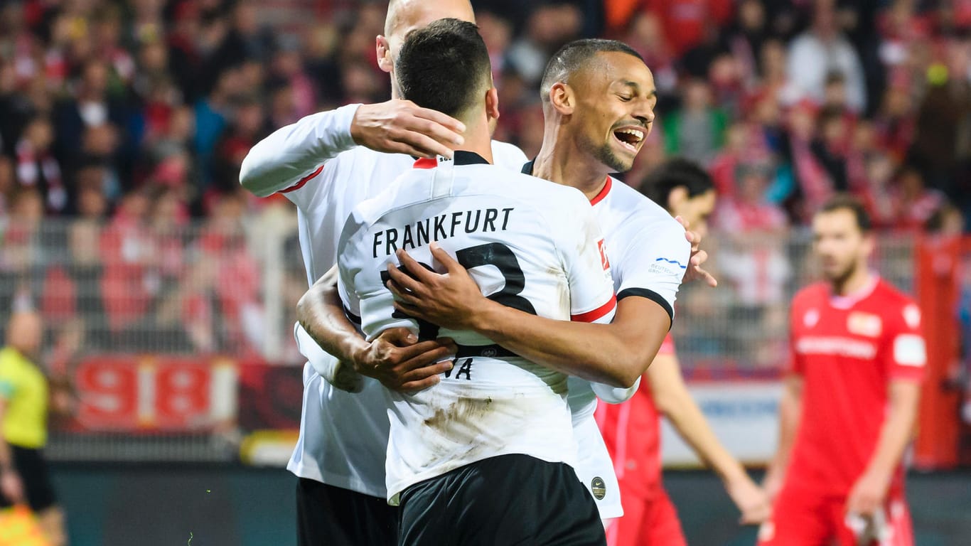 Freude bei Eintracht-Spielern nach dem Sieg in Berlin: Das Team spielt am Donnerstag gegen Vitoria Guimaraes.