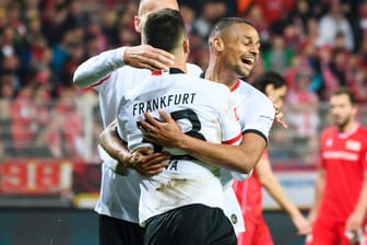 Freude bei Eintracht-Spielern nach dem Sieg in Berlin: Das Team spielt am Donnerstag gegen Vitoria Guimaraes.