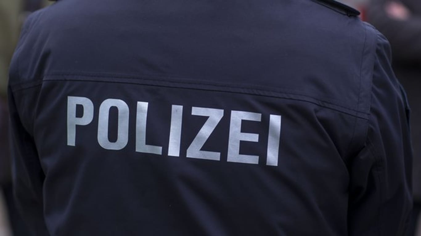 Polizist in Uniform: In Wuppertal hat ein Unbekannter einem Mann mit einem Schlüssel ins Auge gestochen.