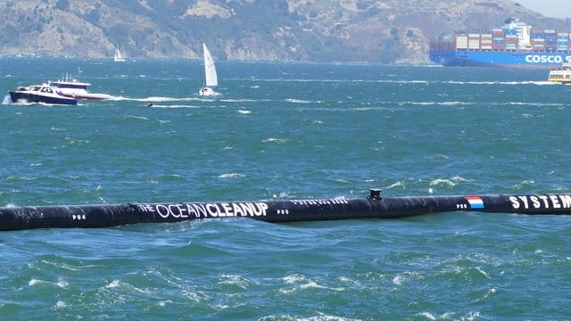 Ein Abfallsammelgerät aus dem Projekt "The Ocean Cleanup" schwimmt auf seinem Weg zum Einsatzort im Pazifischen Ozean in der Bucht von San Francisco. Ein Abfallsammelgerät aus dem Projekt "The Ocean Cleanup" schwimmt auf seinem Weg zum Einsatzort im Pazifischen Ozean in der Bucht von San Francisco.