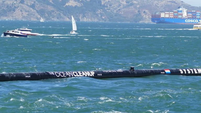 Ein Abfallsammelgerät aus dem Projekt "The Ocean Cleanup" schwimmt auf seinem Weg zum Einsatzort im Pazifischen Ozean in der Bucht von San Francisco.
