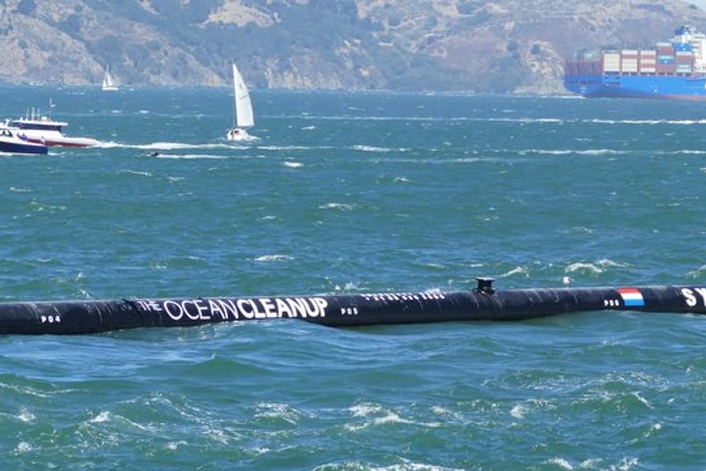 Ein Abfallsammelgerät aus dem Projekt "The Ocean Cleanup" schwimmt auf seinem Weg zum Einsatzort im Pazifischen Ozean in der Bucht von San Francisco.