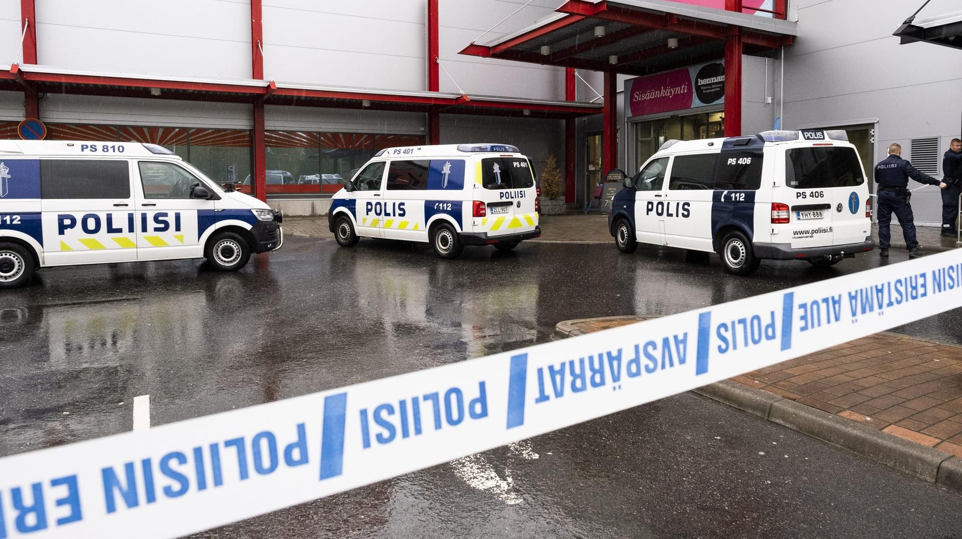 Der Tatort in Finnland: Die Polizei schoss auf den Mann, der mehrere Menschen mit einem Schwert angegriffen hatte. Der Tatort in Finnland: Die Polizei schoss auf den Mann, der mehrere Menschen mit einem Schwert angegriffen hatte.