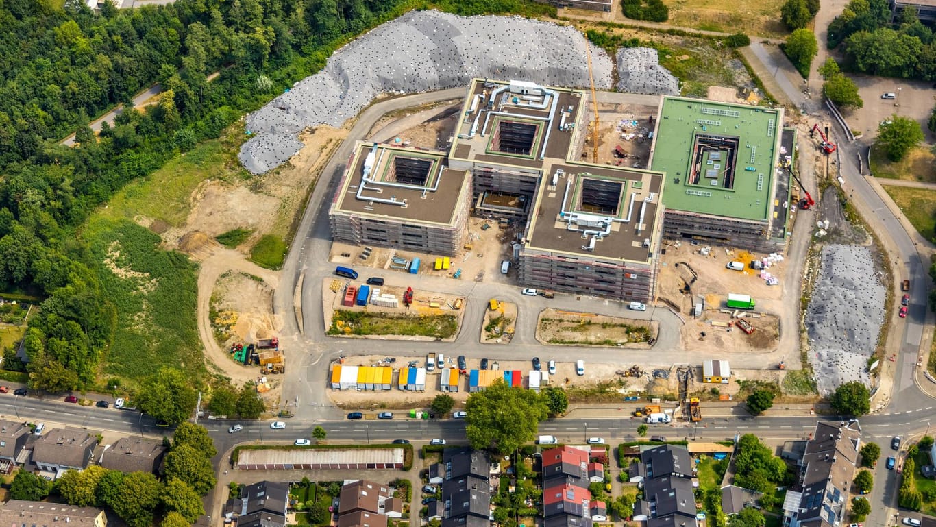Luftbild der Gustav-Heinemann-Schule in Essen: Auf der Baustelle beginnt der Abtransport von 25.000 Tonnen Asbest.