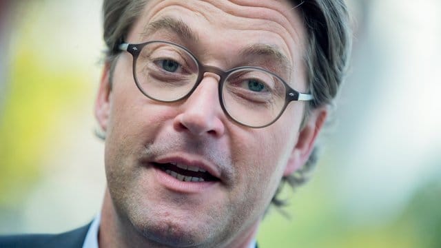 "Wir arbeiten an besseren Radwegen auch für Lastenräder sowie Fahrradparkhäusern an Bahnhöfen", sagt Scheuer. "Wir arbeiten an besseren Radwegen auch für Lastenräder sowie Fahrradparkhäusern an Bahnhöfen", sagt Scheuer.