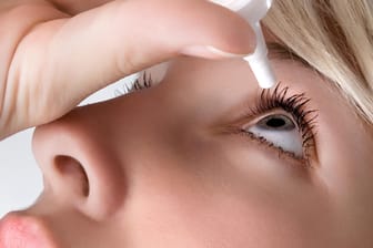 Augentropfen können die Beschwerden des Sicca-Syndroms lindern.