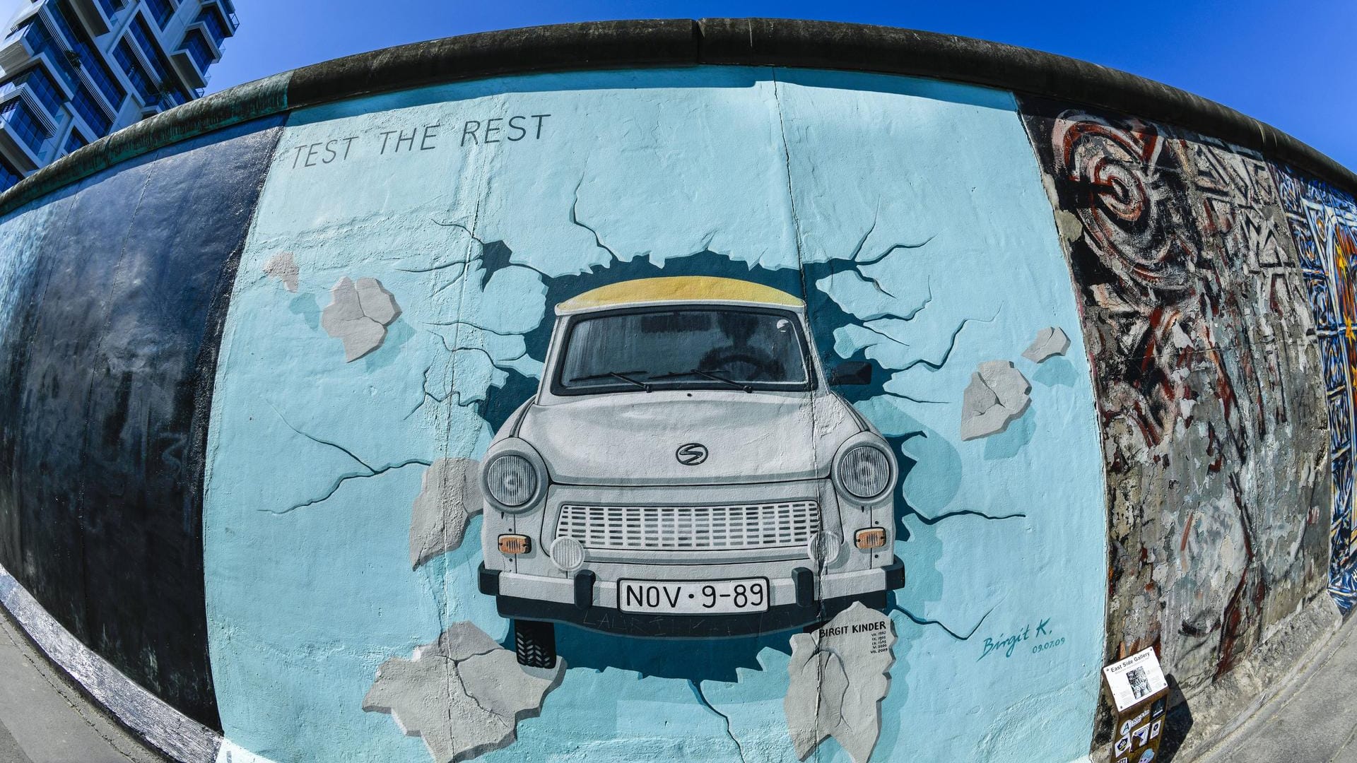 Ein Wandgemälde eines Trabis an der Berliner East Side Gallery: Das Allgemeine Gleichbehandlungsgesetz greift nicht bei ost- oder westdeutscher Herkunft. Ein Wandgemälde eines Trabis an der Berliner East Side Gallery: Das Allgemeine Gleichbehandlungsgesetz greift nicht bei ost- oder westdeutscher Herkunft.