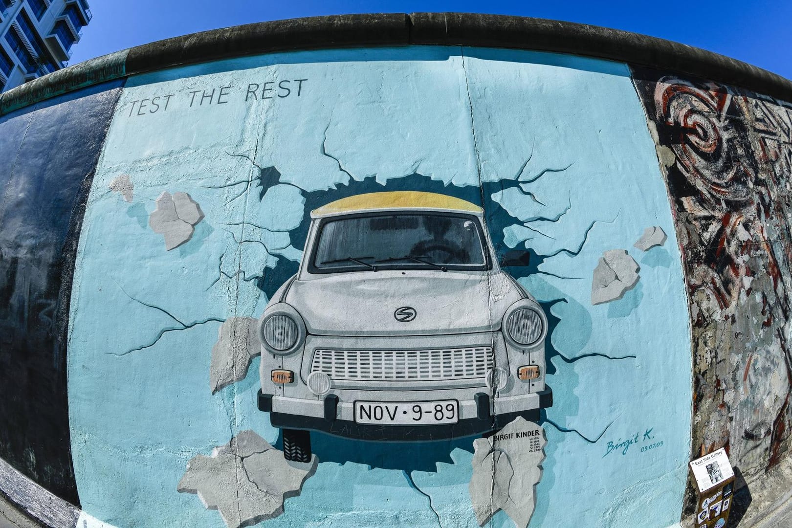 Ein Wandgemälde eines Trabis an der Berliner East Side Gallery: Das Allgemeine Gleichbehandlungsgesetz greift nicht bei ost- oder westdeutscher Herkunft.