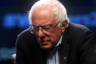 US-Demokrat Bernie Sanders (78) ist offenbar mit Herzproblemen ins Krankenhaus gekommen.