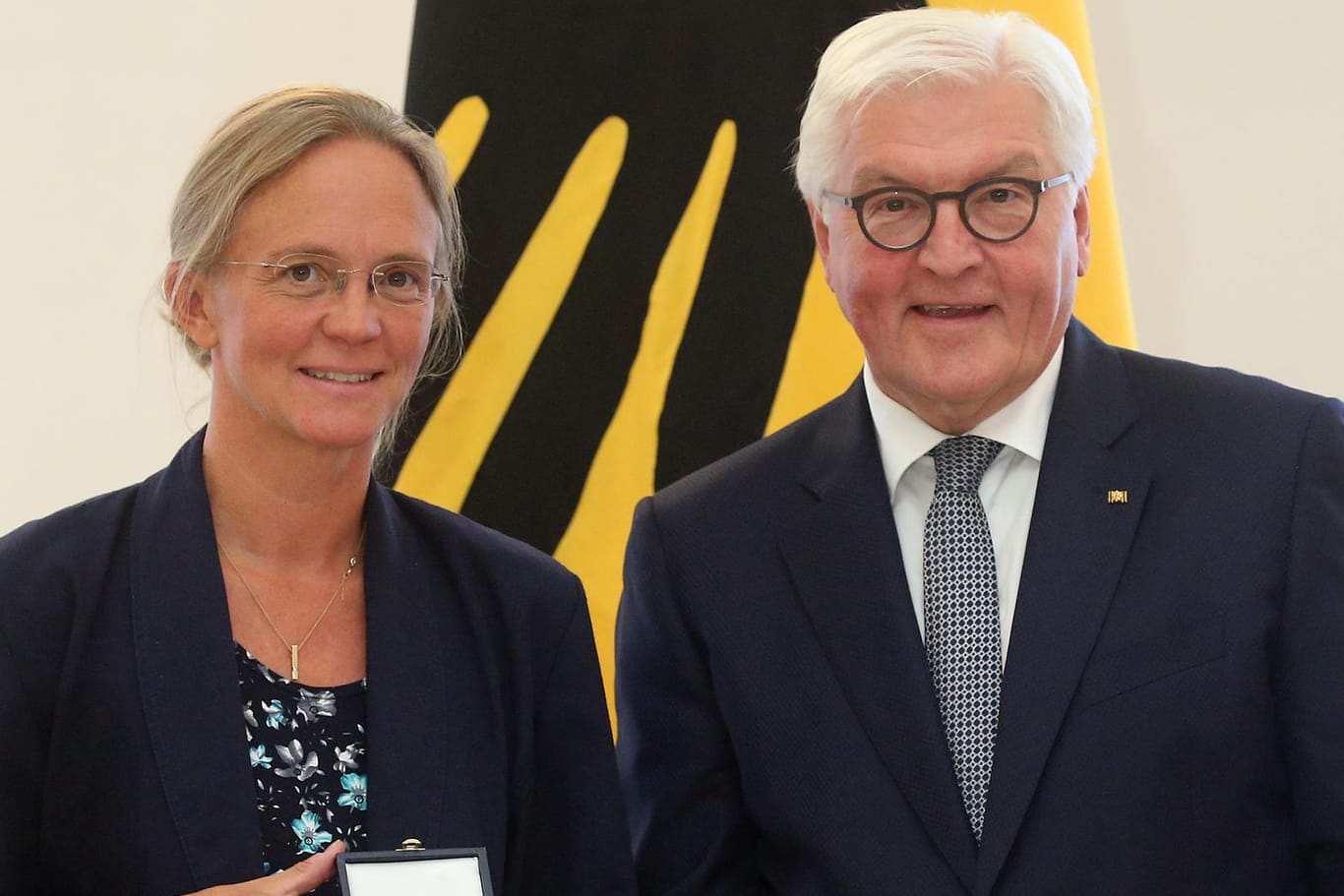 Bundespräsident Frank-Walter Steinmeier mit Britta Nestler: Die Informatikprofessorin erhielt zum Tag der Deutschen Einheit den Verdienstorden. ausgezeichnet.