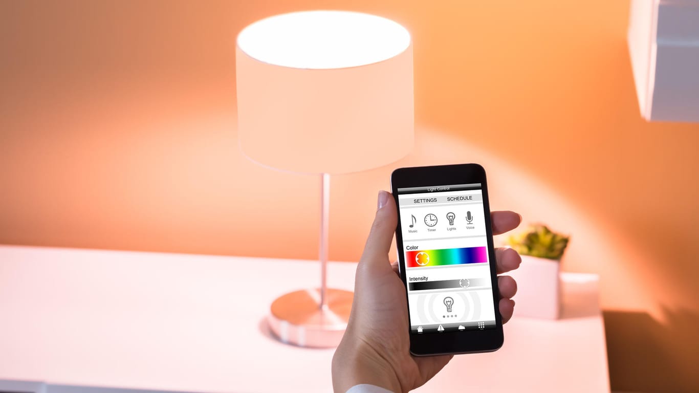 Steuern Sie das Licht im Wohnzimmer mit dem Handy: Philips Hue und Osram Smart+ im Test.
