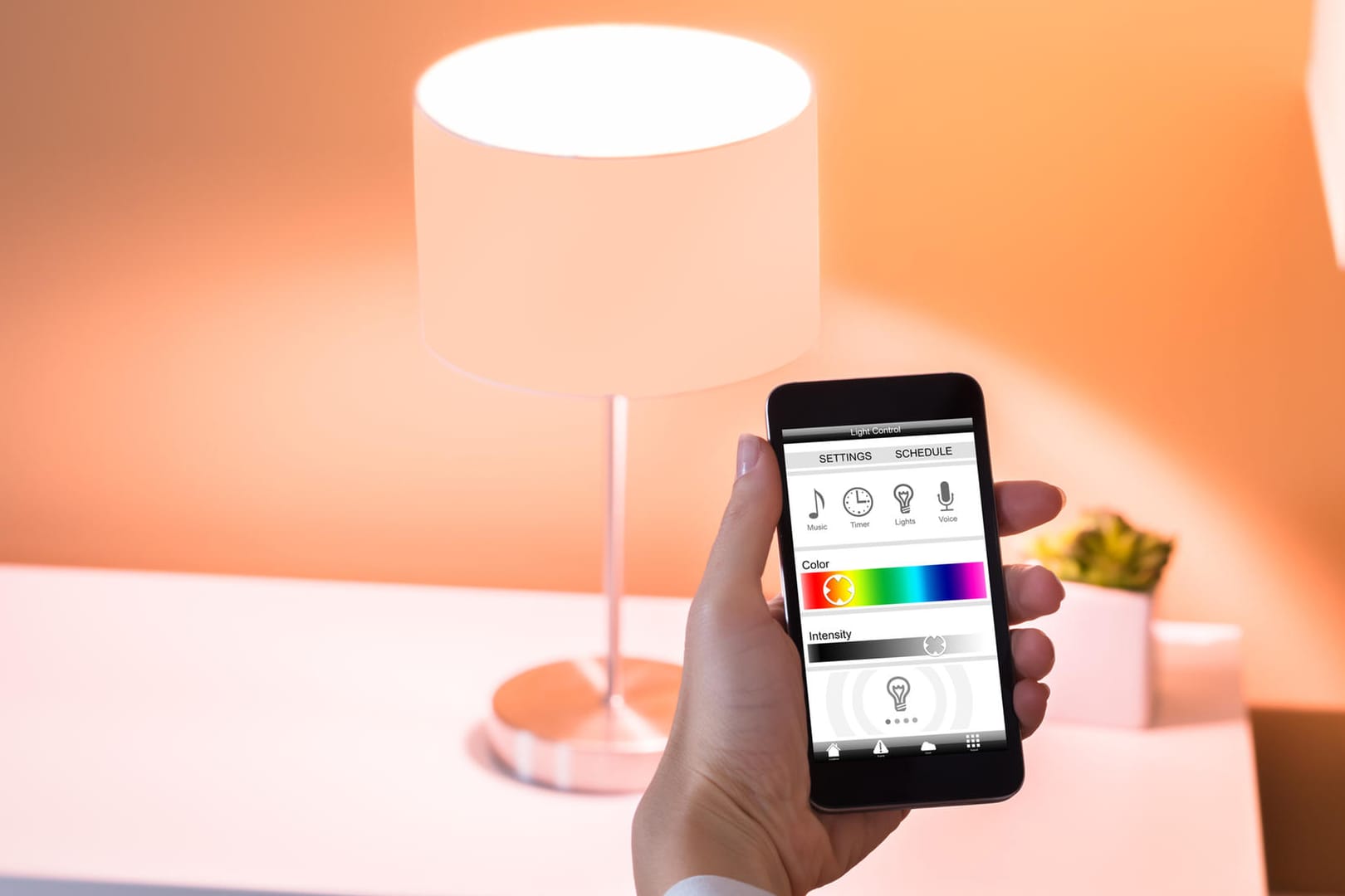 Steuern Sie das Licht im Wohnzimmer mit dem Handy: Philips Hue und Osram Smart+ im Test.