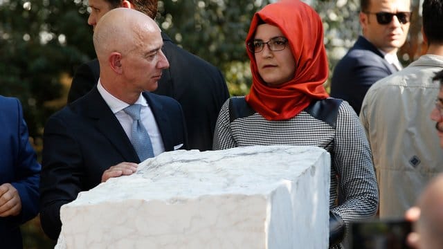 Jeff Bezos unterhält sich mit Hatice Cengiz (r), der Verlobten Kashoggis. Jeff Bezos unterhält sich mit Hatice Cengiz (r), der Verlobten Kashoggis.