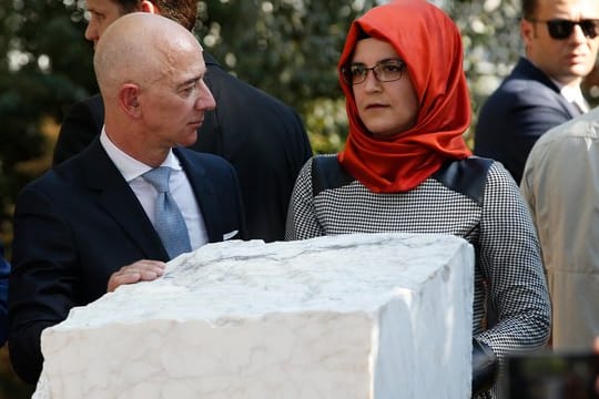 Jeff Bezos unterhält sich mit Hatice Cengiz (r), der Verlobten Kashoggis.