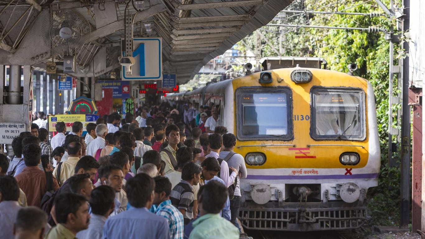Bahnhof im indischen Mumbai: Die Regierung in Indien geht nun gegen Plastikmüll vor.