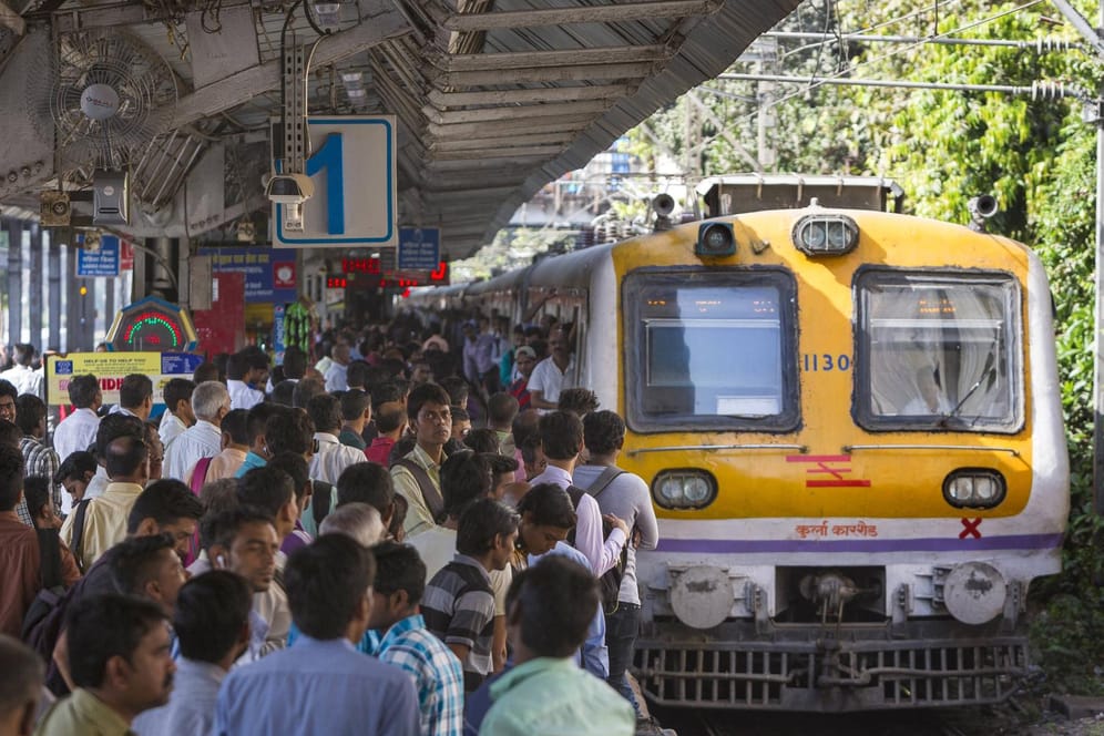 Bahnhof im indischen Mumbai: Die Regierung in Indien geht nun gegen Plastikmüll vor.