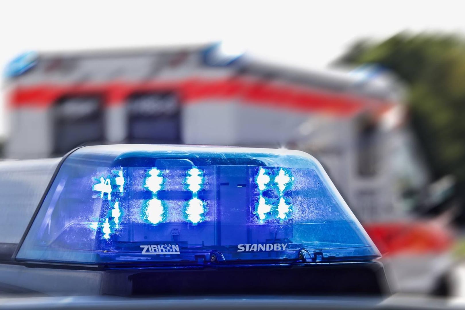 Ein Polizeiauto und ein Krankenwagen im Einsatz (Symbolbild): Der Tatverdächtige konnte festgenommen werden.