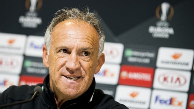 Saint Etiennes Trainer Ghislain Printant lobt die Abwehr des VfL Wolfsburg. Saint Etiennes Trainer Ghislain Printant lobt die Abwehr des VfL Wolfsburg.