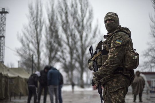 Ein ukrainischer Soldat patrouilliert an einem Stützpunkt für humanitäre Hilfe in der Ostukraine.