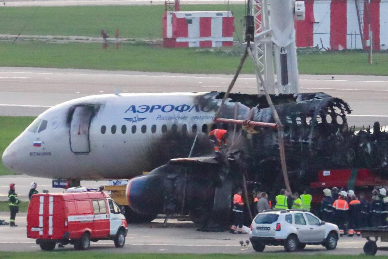 Die ausgebrannte Aeroflot Maschine am Flughafen Moskau: Das Flugzeug war wegen technischer Probleme dort notgelandet.