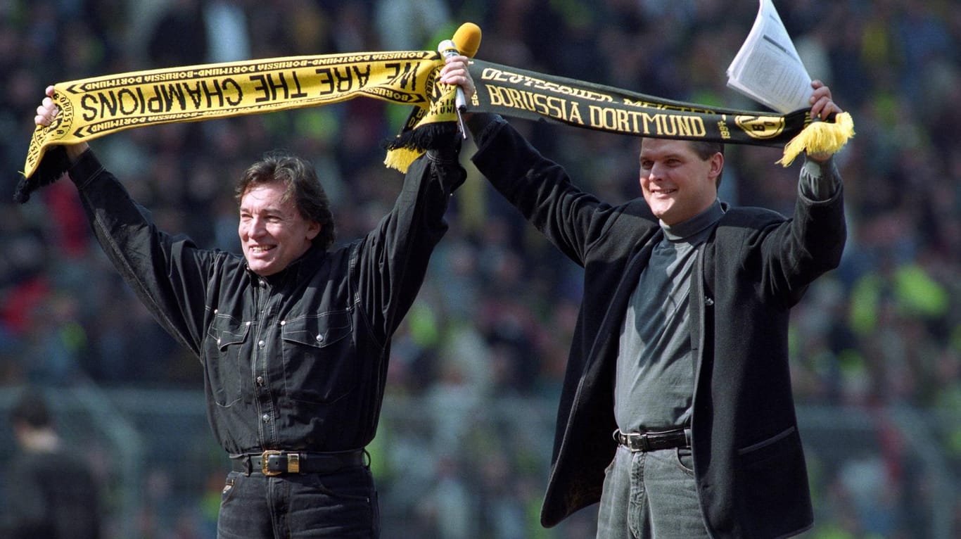 BVB Borussia Dortmund in der Saison 1995 / 1996: Schlagersänger Karel Gott und Stadionsprecher Norbert Dickel mit BVB Fan-Schals.