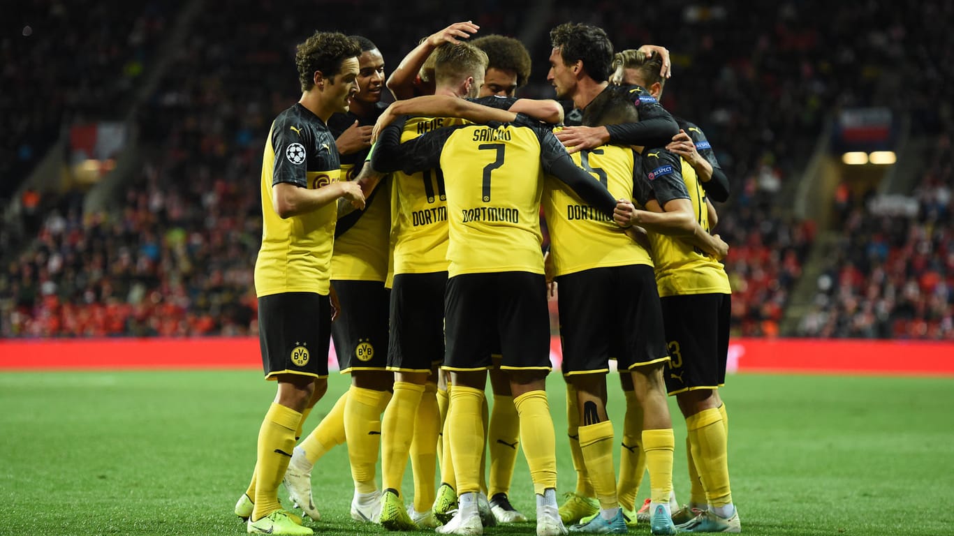 Beim Spiel von Slavia Prag gegen Borussia Dortmund: Fans und Fußballer erweisen Karel Gott die letzte Ehre. Torjubel, Jubel