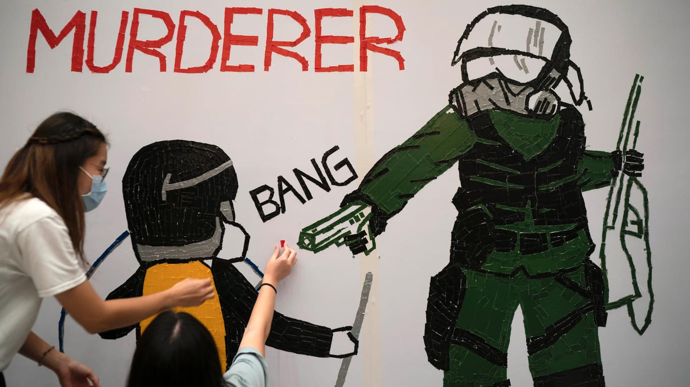 "Mörder" steht auf einem Wandgemälde, dass den Schuss auf einen Demonstranten zeigt: Die Proteste richten sich zunehmend gegen die Polizei.