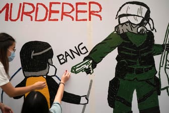 "Mörder" steht auf einem Wandgemälde, dass den Schuss auf einen Demonstranten zeigt: Die Proteste richten sich zunehmend gegen die Polizei.