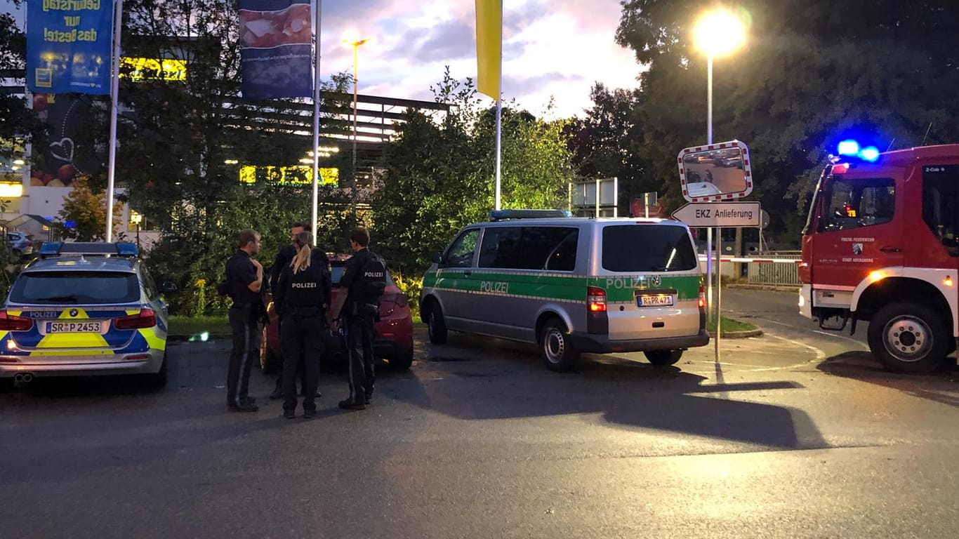 Polizeieinsatz im niederbayerischen Abensberg: Dort ist ein Mensch erschossen und ein weiterer schwer verletzt worden.