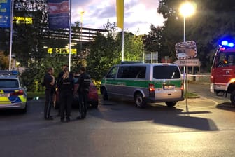 Polizeieinsatz im niederbayerischen Abensberg: Dort ist ein Mensch erschossen und ein weiterer schwer verletzt worden.