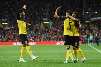 Dortmunds Torschütze Hakimmi (2. v. li.) jubelt mit seinen Teamkollegen Sancho (li.) und Guerreiro.
